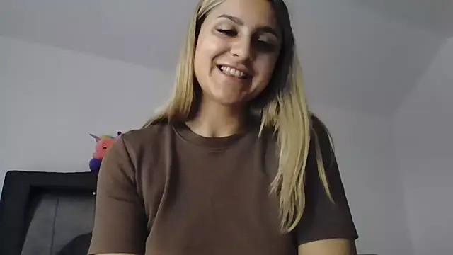 NicolePlay webcam