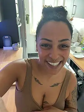 SweetPetiteNoir webcam