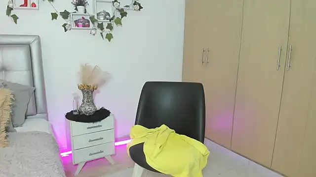 mia_star_2 - Mia_star_2's free webcam - UK Sex Cams
