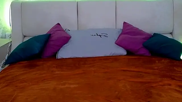 Holly_Beck live cam on StripChat