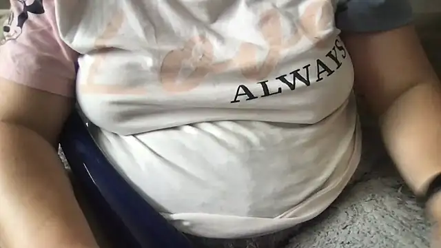FlirtyFrayaXX webcam