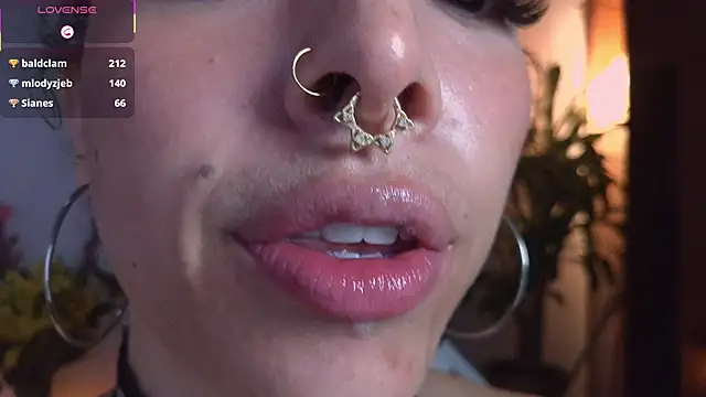 bri_von_dhara__ webcam
