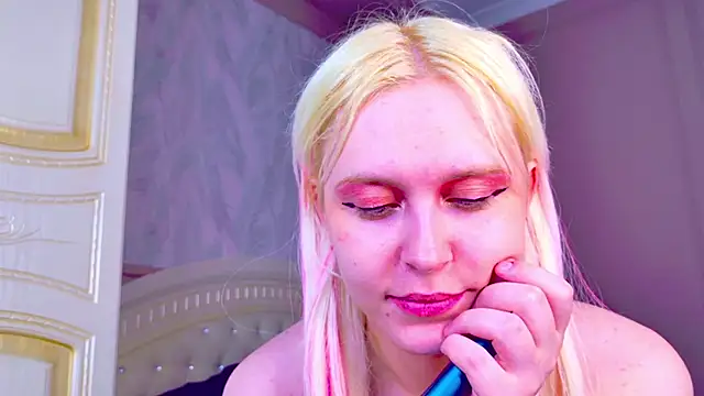 Evelyn_rabbit live cam on StripChat