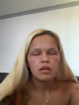 BlondeMilfXo live cam on StripChat