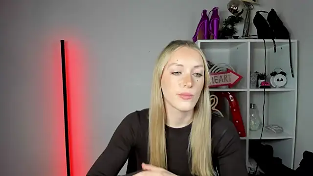 EvelynBlond webcam