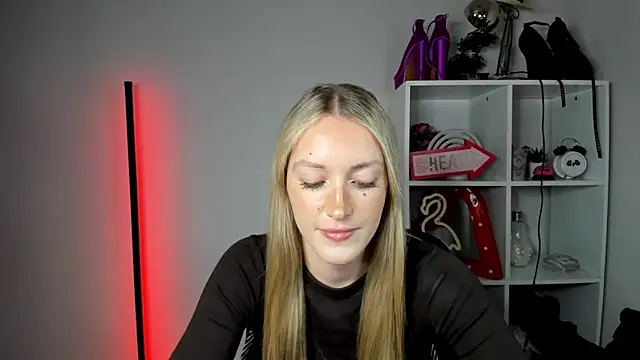 EvelynBlond webcam
