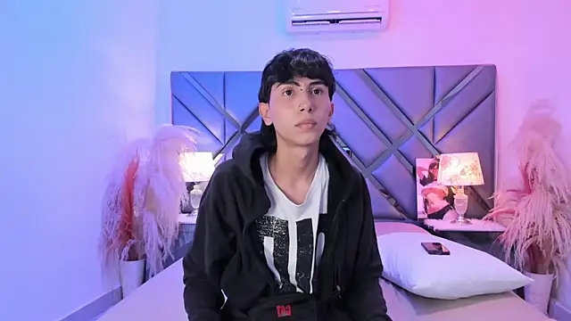 Milan_LewisS webcam