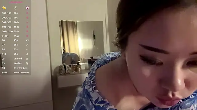 Ur_neighbor_Kira webcam