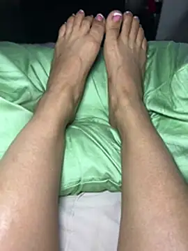 prettytoesfreak live cam on StripChat