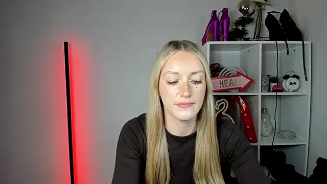 EvelynBlond live cam on StripChat