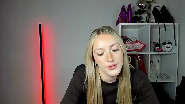EvelynBlond webcam