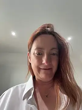 LouiseTswing live cam on StripChat