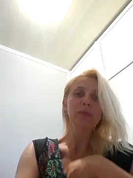 MiaLove183 webcam