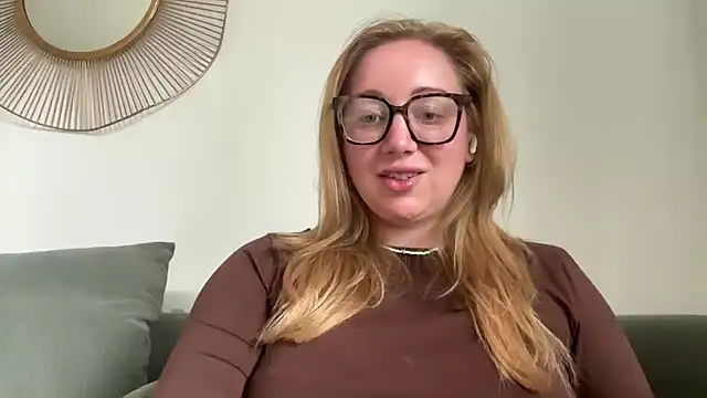 arielsweetieee live cam on StripChat
