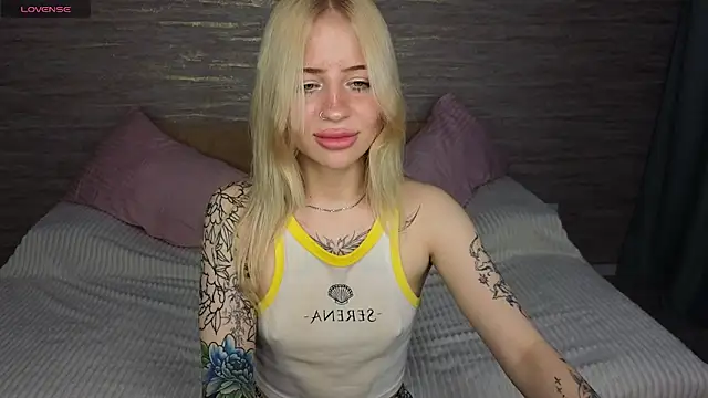 Khloy_white webcam