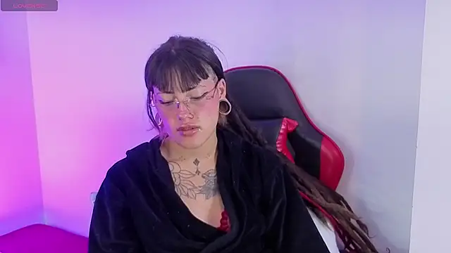 _sharlotte777 live cam on StripChat
