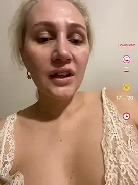YourBlondee webcam
