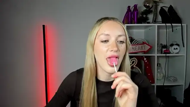 EvelynBlond live cam on StripChat