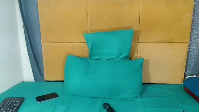 HugeTitisxx webcam