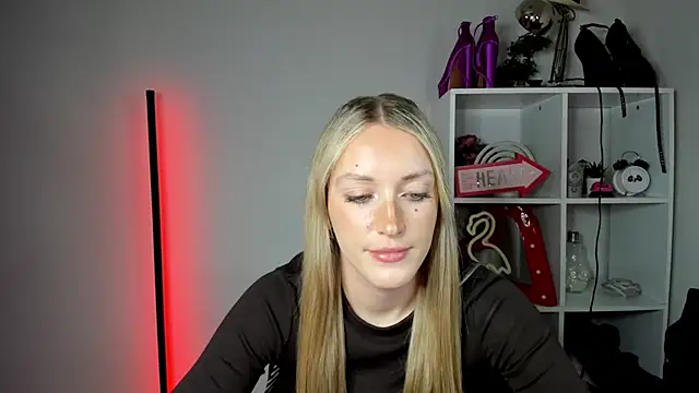 EvelynBlond webcam