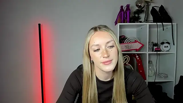 EvelynBlond webcam