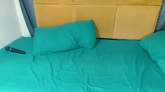 HugeTitisxx webcam