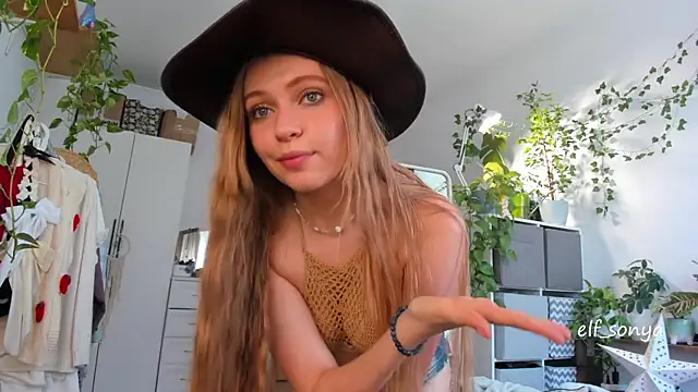 KittyNeon live cam on StripChat