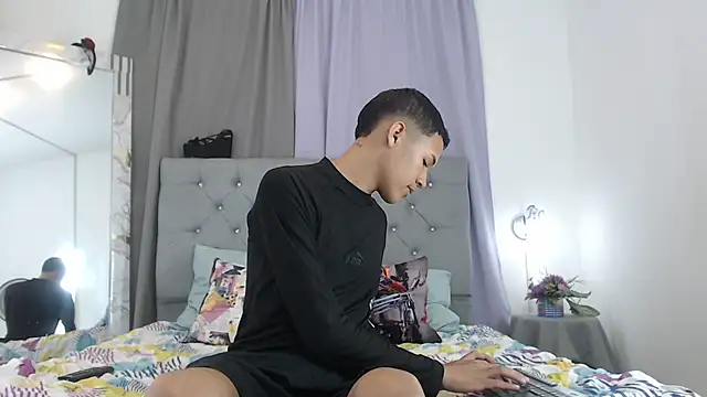 PhillipCox live cam on StripChat