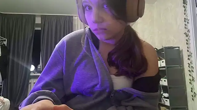 Small_joke live cam on StripChat