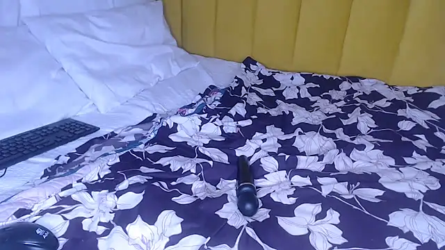 Bella_2025 live cam on StripChat