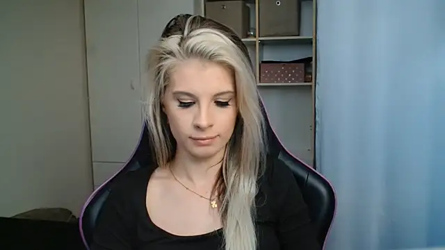 KristineGlow webcam
