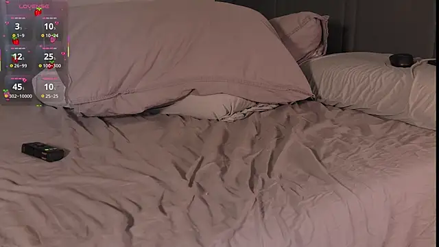 strawberryfoxx (F young) - Play with my pussy please 🥺