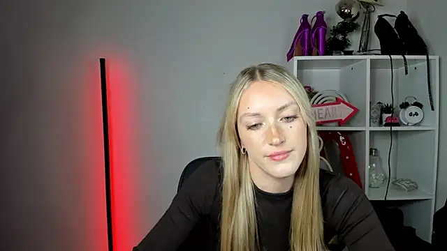 EvelynBlond live cam on StripChat