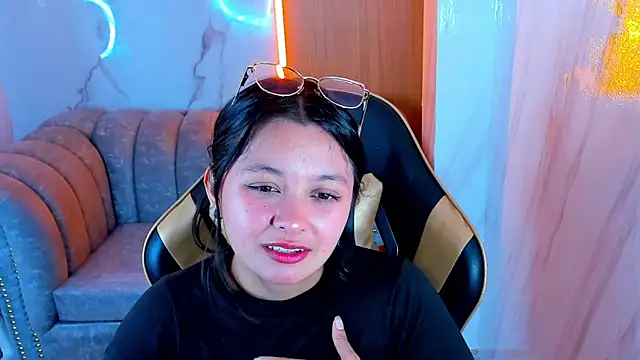 HoneyDoll_tf live cam on StripChat