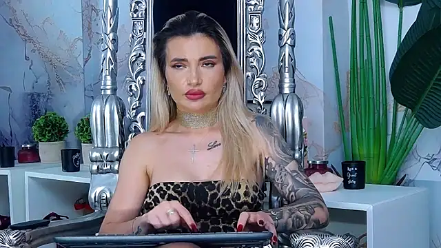 NightshadeIris live cam on StripChat