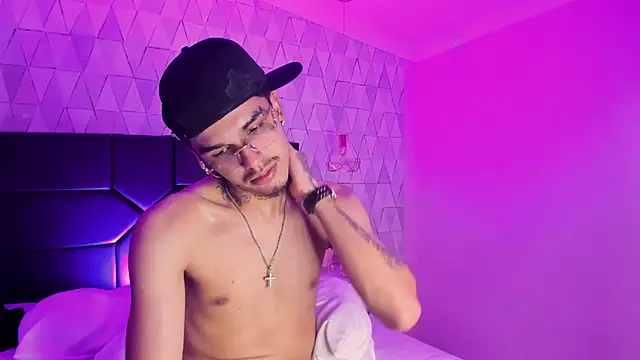 TysonRiggs live cam on StripChat