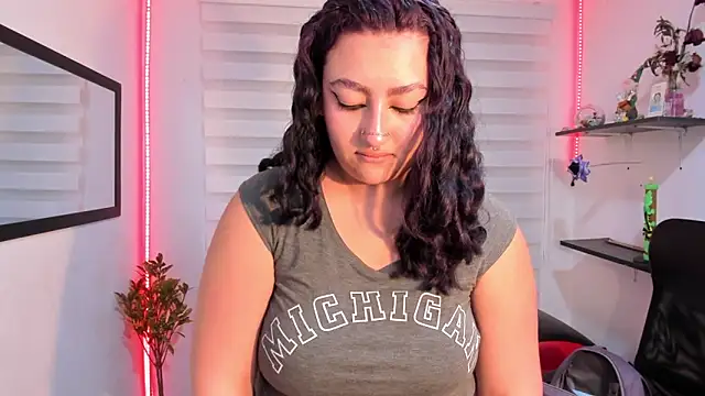 Emily_Jonesh live cam on StripChat