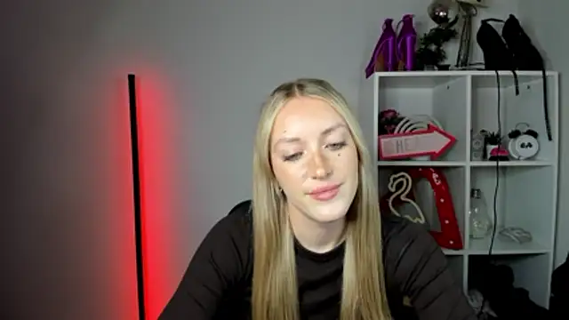 EvelynBlond live cam on StripChat