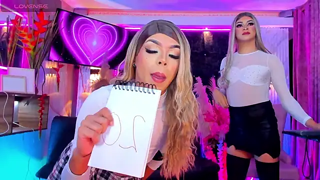 Queens_Wonders_Blonders webcam