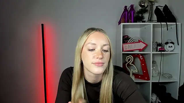 EvelynBlond webcam