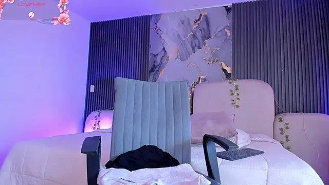 CarolineFyre live cam on StripChat