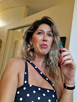 CelynaRoss live cam on StripChat