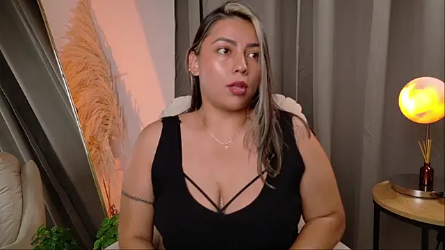 Zara_Nova webcam