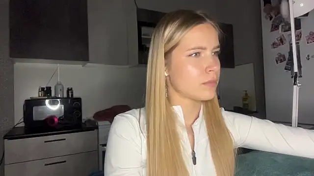 BlondeDoes webcam