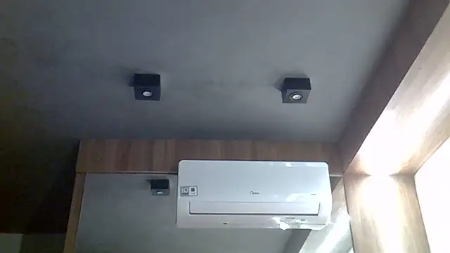 SkinnyKitten live cam on StripChat