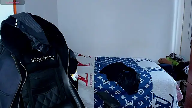 Tommy_Bred live cam on StripChat