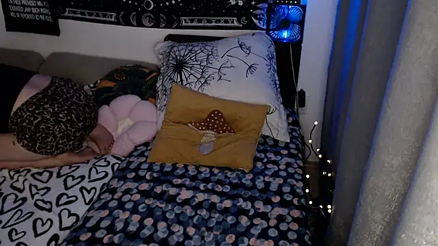 AlienforTwenty live cam on StripChat
