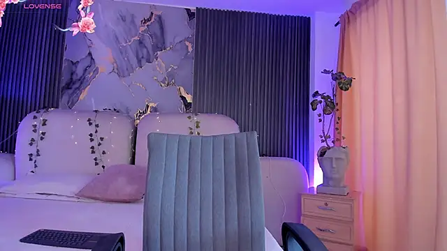 CarolineFyre live cam on StripChat