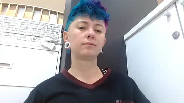 tomboyblue live cam on StripChat