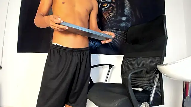 tyler_twink_boy live cam on StripChat